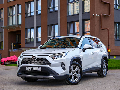 Toyota RAV4 белый 2021