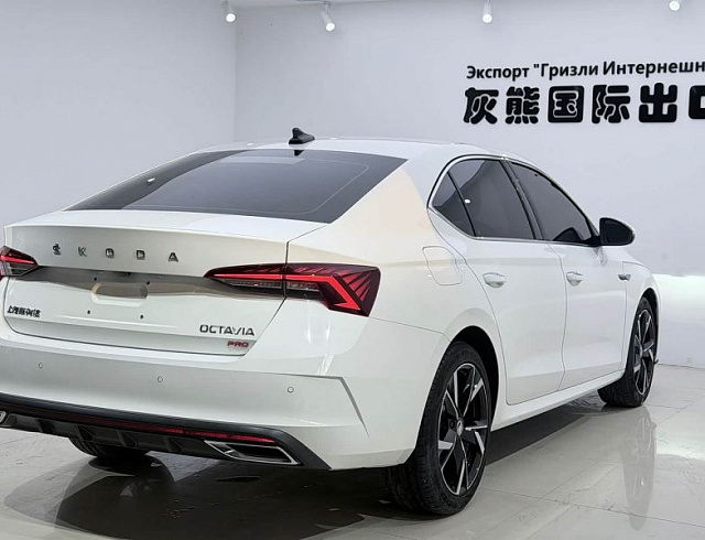 Skoda Octavia 1.4 л 2023 г. Белый, пробег 21000 км
