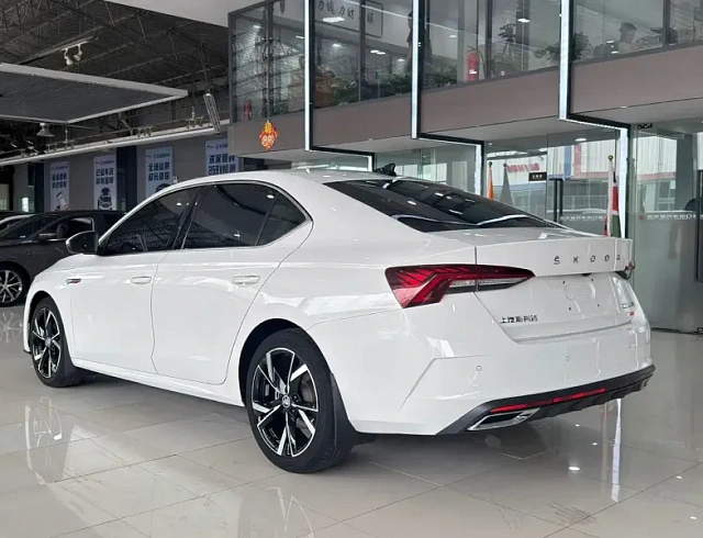 Skoda Octavia 1.4 л 2023 г. Белый, пробег 19000 км