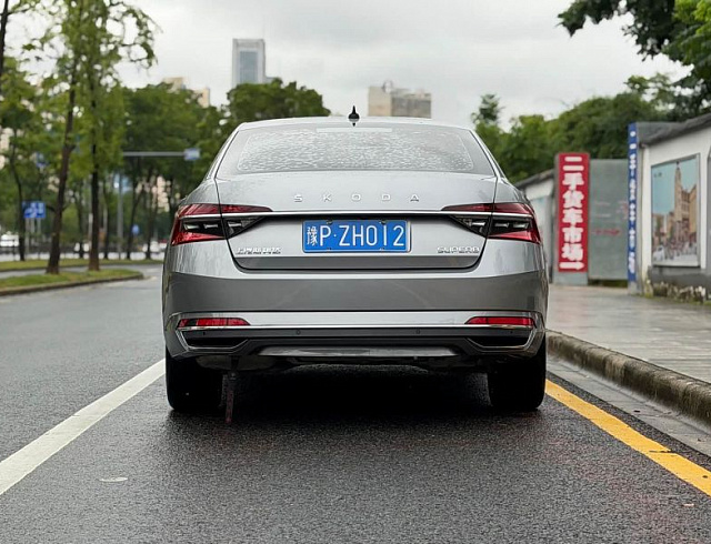 Skoda Superb 1.4 л 2022 г. Серебристо-серый, пробег 30000 км