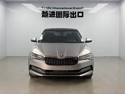Skoda Superb 1.4 л 2023 г. Серебристо-серый, пробег 29000 км