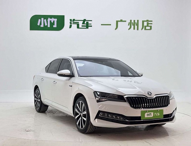 Skoda Superb 1.4 л 2023 г. Белый, пробег 25000 км