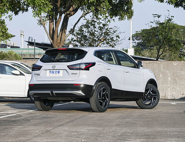 Nissan Quasqai 2.0 XV+ Leading
