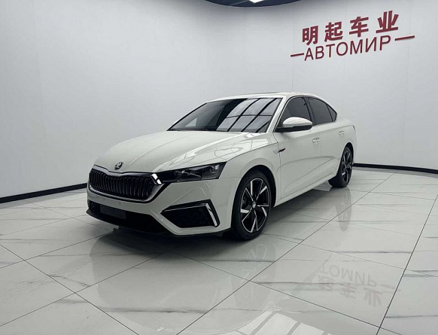 Skoda Octavia 1.4 л 2023 г. Белый, пробег 21000 км