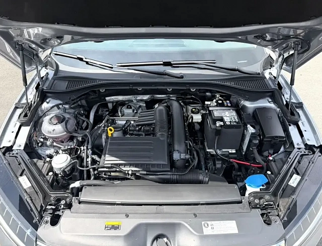 Skoda Superb 1.4 л 2024 г. Серебристо-серый, пробег 4000 км