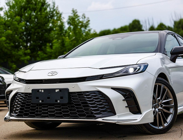Toyota Camry белый 2026