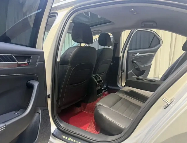 Skoda Superb 1.4 л 2023 г. шампань/коричневый, пробег 47000 км