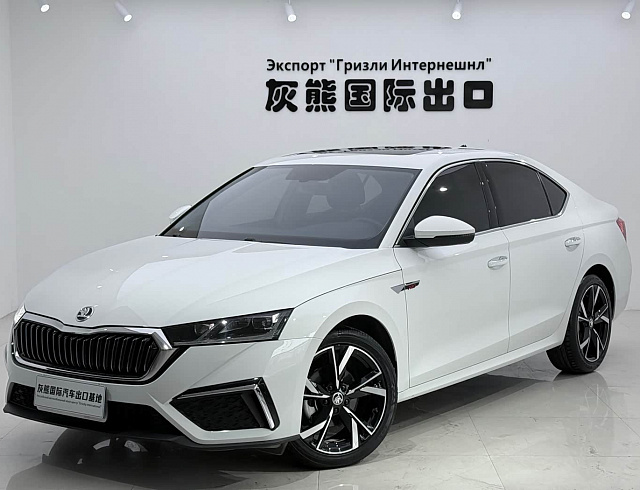 Skoda Octavia 1.4 л 2024 г. Белый, пробег 25000 км