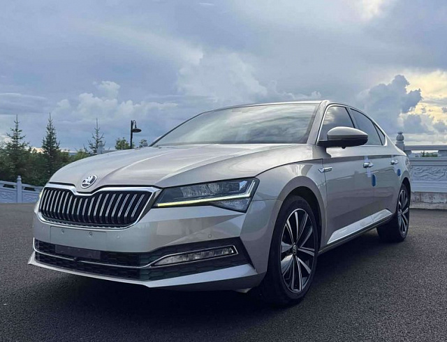 Skoda Superb 1.4 л 2022 г. желто-оранжевый, пробег 24000 км