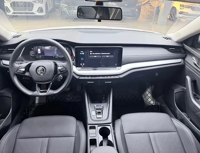 Skoda Octavia 1.4 л 2023 г. Белый, пробег 21000 км