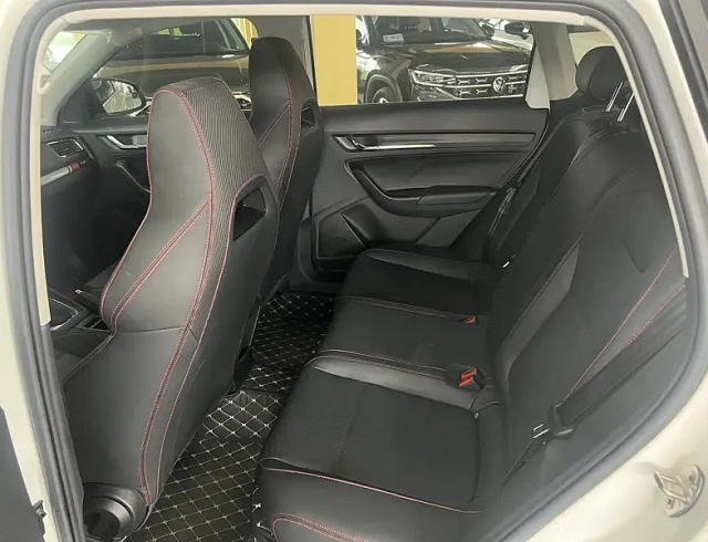 Skoda Kamiq 1.2 л 2023 г. Белый, пробег 13000 км