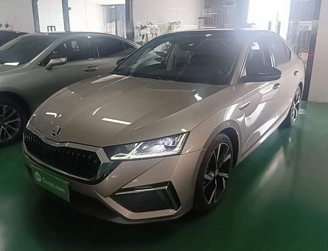 Skoda Octavia 1.4 л 2021 г. желто-оранжевый, пробег 5699 км