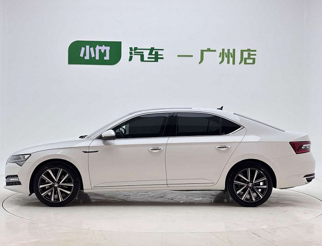 Skoda Superb 1.4 л 2023 г. Белый, пробег 25000 км