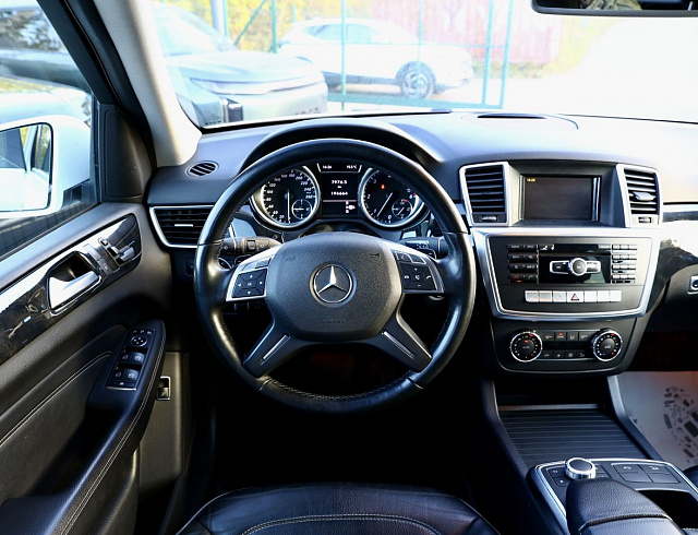Mercedes-Benz M-Класс белый 2012