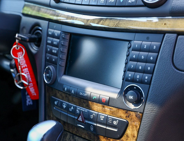 Mercedes-Benz E-Класс белый 2005