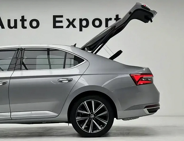 Skoda Superb 1.4 л 2023 г. Серебристо-серый, пробег 1000 км