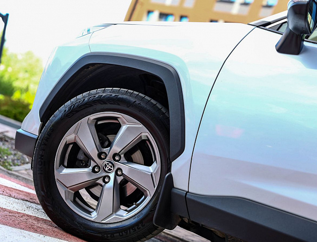 Toyota RAV4 белый 2021