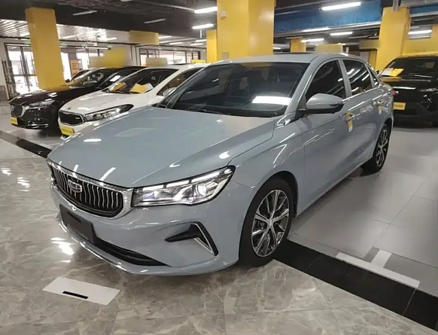 Geely Emgrand 1.5 л 2024 г. Серебристо-серый, пробег 12000 км