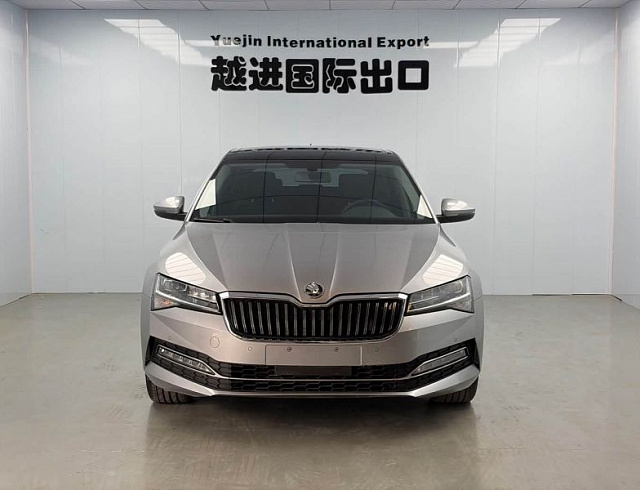 Skoda Superb 1.4 л 2023 г. Серебристо-серый, пробег 29000 км