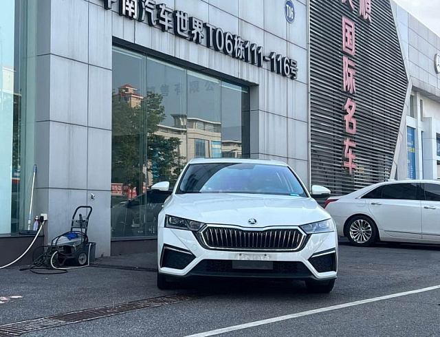 Skoda Octavia 1.4 л 2024 г. Белый, пробег 13000 км