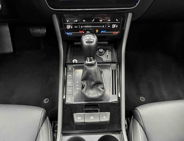 Skoda Superb 1.4 л 2024 г. Серебристо-серый, пробег 12700 км