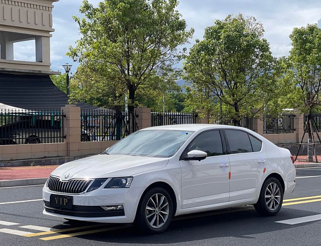 Skoda Octavia 1.5 л 2022 г. Белый, пробег 49000 км