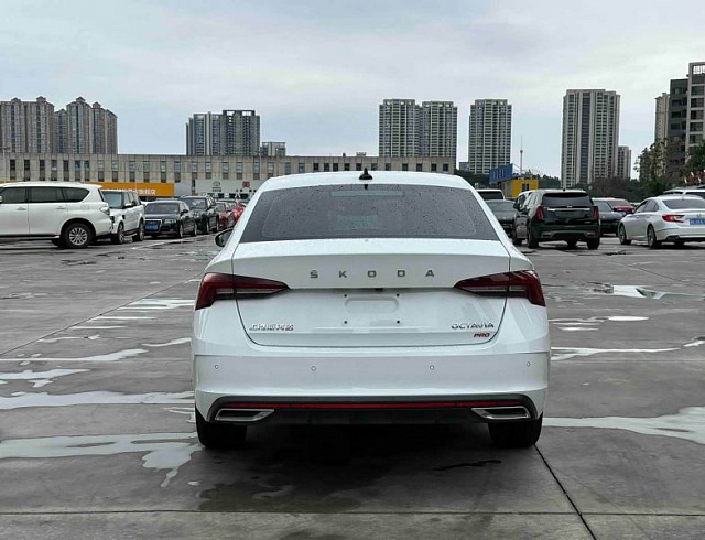 Skoda Octavia 1.4 л 2023 г. Белый, пробег 23000 км