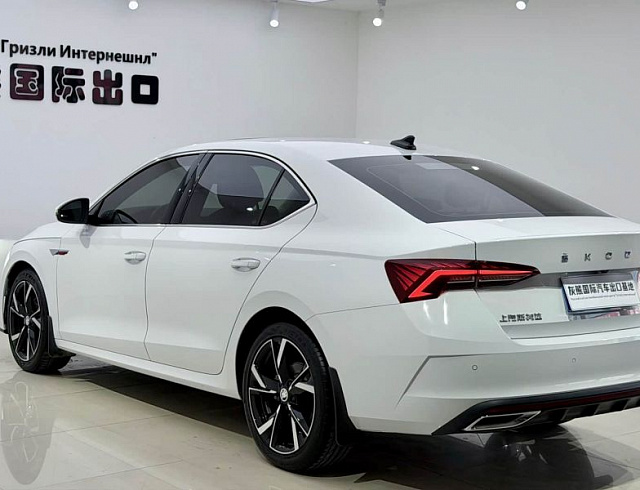 Skoda Octavia 1.4 л 2023 г. Белый, пробег 21000 км