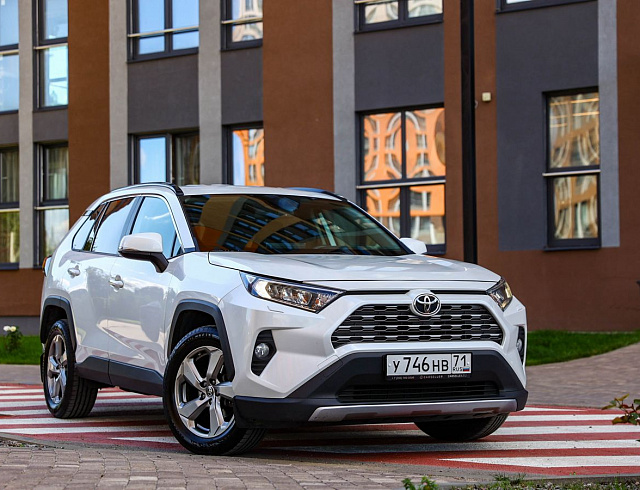Toyota RAV4 белый 2021