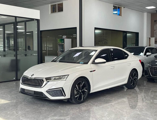 Skoda Octavia 1.4 л 2022 г. Белый, пробег 38000 км