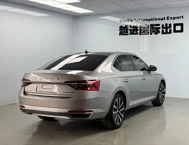 Skoda Superb 1.4 л 2023 г. Серебристо-серый, пробег 29000 км