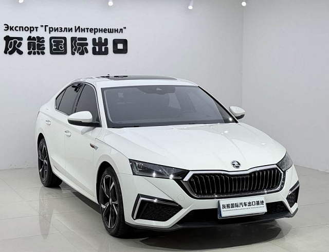 Skoda Octavia 1.4 л 2022 г. Белый, пробег 14000 км