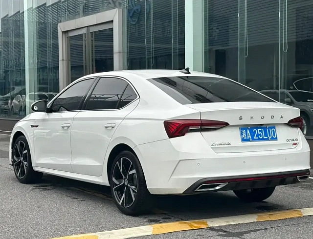 Skoda Octavia 1.4 л 2024 г. Белый, пробег 6000 км