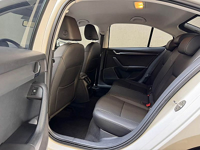 Skoda Octavia 1.5 л 2021 г. Белый, пробег 21000 км