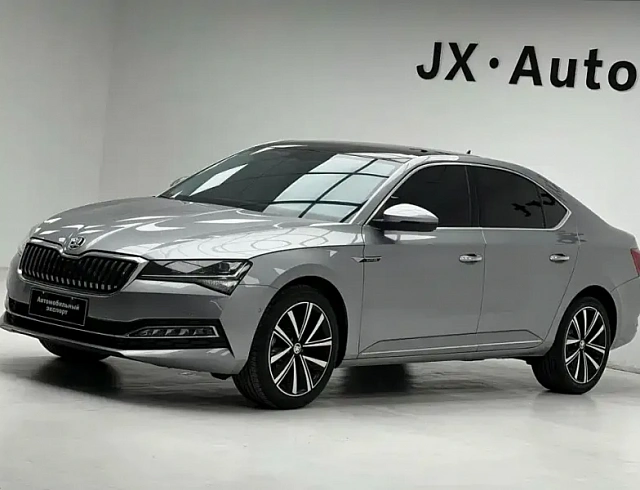 Skoda Superb 1.4 л 2023 г. Серебристо-серый, пробег 100 км