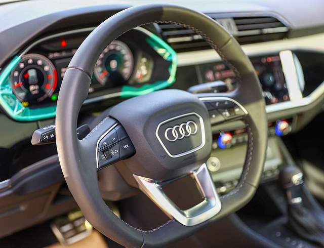Audi Q3 серый 2025