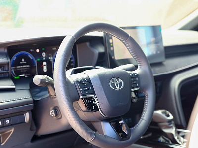 Toyota Camry белый 2026