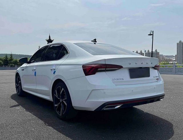 Skoda Octavia 1.4 л 2023 г. Белый, пробег 15000 км