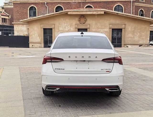Skoda Octavia 1.4 л 2022 г. Белый, пробег 35000 км