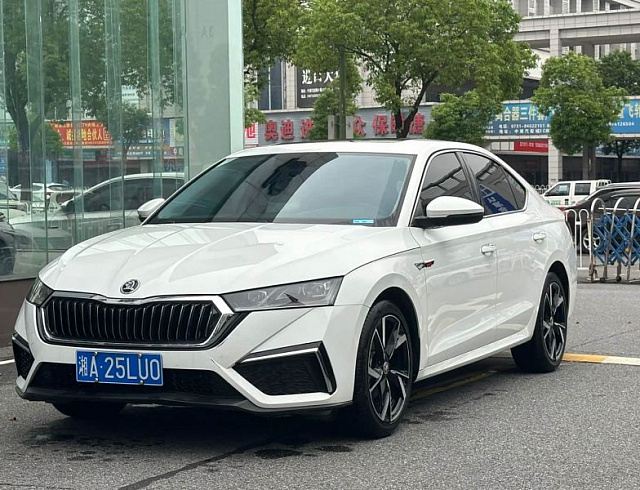Skoda Octavia 1.4 л 2024 г. Белый, пробег 6000 км