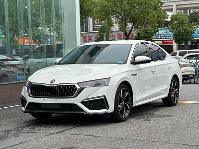 Skoda Octavia 1.4 л 2023 г. Белый, пробег 13000 км